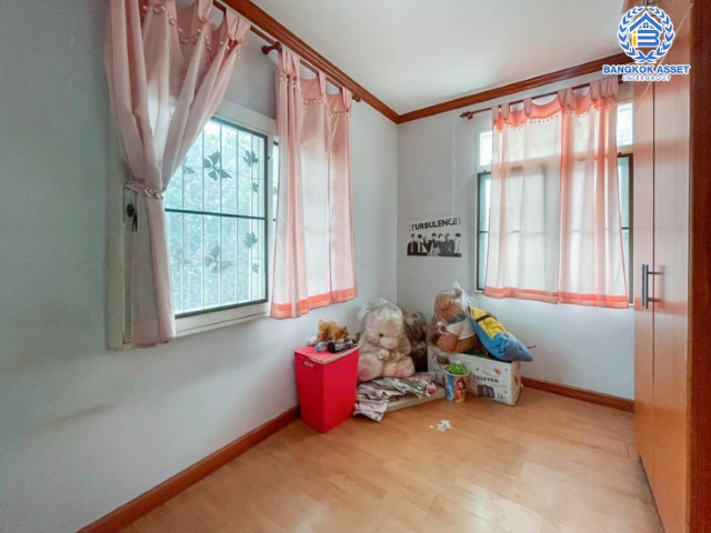 *****บ้านเดี่ยวมือสอง ทำเลใกล้สนามบินดอนเมือง ม.กฤษณา แจ้งวัฒนะ-ดอนเมือง หลังใหญ่พื้นที่ใช้สอย 180 ตร.ม. ฟังก์ชัน 3 ห้องนอน 3 ห้องน้ำ 2 ที่จอดรถ แถมฟรี !! เครื่องปรับอากาศ 2 เครื่อง และเครื่องทำน้ำอุ่น 2 เครื่อง ทำเลดี เชื่อมสู่ใจกลางเมืองได้อย่างสะดวกสบาย ใกล้ทางด่วนศรีสมาน